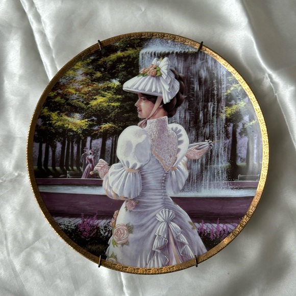 Avon “Mrs Albee visits Montreal” 👒 - Picture 1 of 2